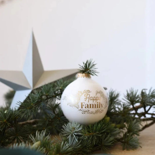 Boule de Noël Baubels, boule en verre de diamètre 8cm, sérigraphiée en doré. Inscription Happy Family.