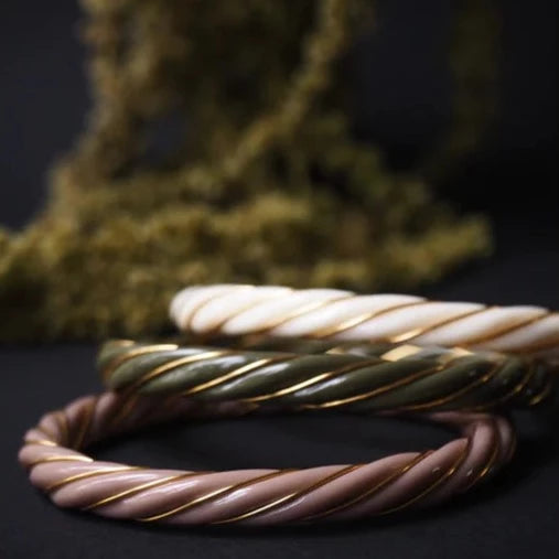 Bracelets en résine torsadé de LA2L, coloris : lilas, émeraude et ivoire.