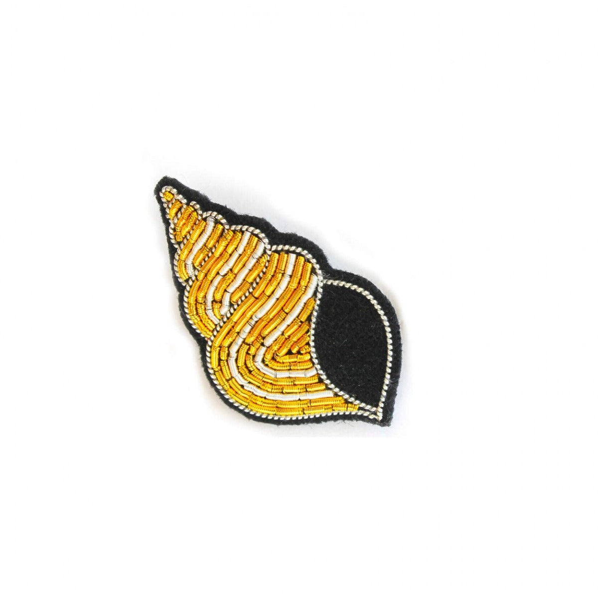 broche brodée à la main de Macon et Lesquoy, modèle bulot. Coloris doré et blanc. Dimensions : 3,9*2,3cm