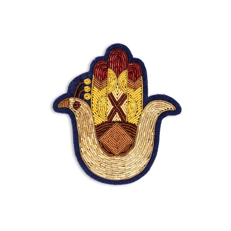 Broche brodée à la main en fil de cannetille de la marque Macon et LEsquoy. Main de Fatma, dimensions : 5x5,4cm, coloris : doré, jaune et marron