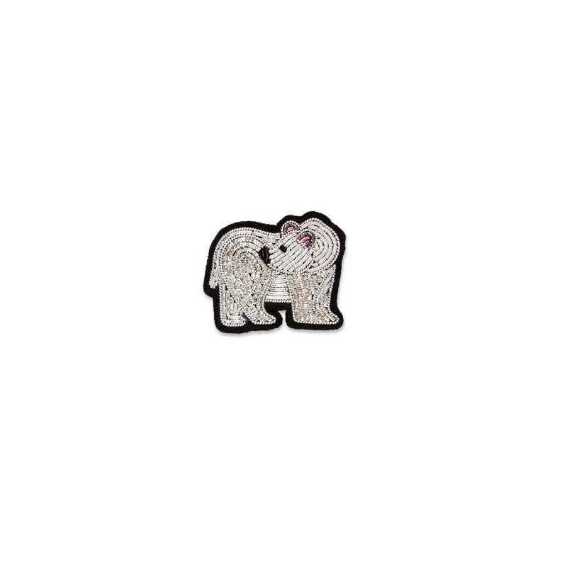 Broche brodée à la main en fil de cannetille de la marque Macon & Lesquoy. Collection Froid Automne-Hiver 2022. Broche ours polaire. Coloris : argenté. Dimensions : 2,7x3,4 cm. broche sur fond blanc..