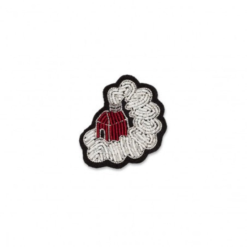 Broche brodee main en fil de cannetille de la marque Macon & Lesquoy. Paradis Blanc, maison rouge entouré par un nuage de fumée argentée. Dimensions : 2,9 x 3,1 cm