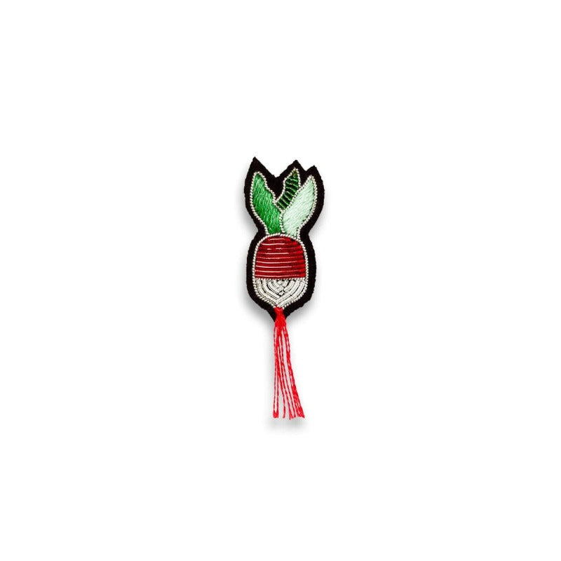 Broche brodée à la main de la marque Macon et Lesquoy. Broche petit radis, coloris : vert, rouge, blanc. Dimensions : 3x1,8cm