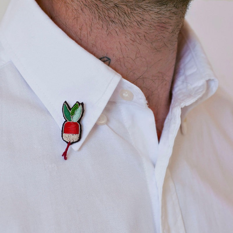 Petit radis, broche brodée à la main de Macon & Lesquoy, épinglée sur le col du chemise blanche