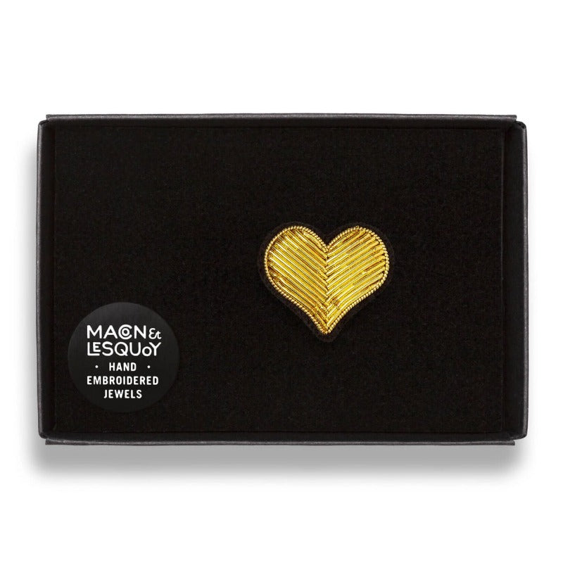 Une broche brodée à la main de la marque Macon et Lesquoy. Un petit coeur délicat doré.