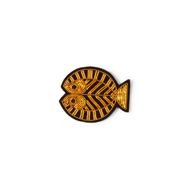 Naviguez en eau claire avec cette broche du signe du poisson. Accessoire indispensable de l’élégance. Broderies entièrement réalisées à la main, en fil de cannetille