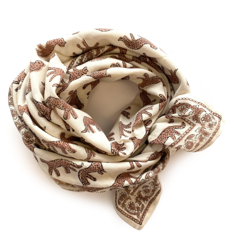 Notre Big Foulard Latika latte est l'incontournable du dressing de toute la famille, à s'échanger, à partager ou à offrir !