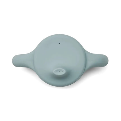 Katinka, offre un aspect épais et doux au toucher, similaire à la tasse Kylie, mais avec des anses plus fines. 3 petits trous dans le couvercle pour le liquide permettent aux tout-petits de gérer le débit et le silicone durable atténue le bruit en cas de chute. 100 % silicone Design élégant Matériau doux et durable Léger Comme la tasse Kylie, avec seulement 2 poignées plus fines 3 petits trous dans le couvercle pour le liquide. Passe au lave-vaisselle Dimensions : H : 10cm, L : 13cm, D : 7cm V : 145ml