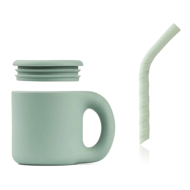 La tasse Jenna est fabriquée en silicone souple et exempte de produits chimiques nocifs. Un élément parfait et durable pour le repas, avec une paille pour amuser les plus jeunes et une silhouette épurée pour plaire aux parents. 100 % silicone Design élégant et organique Matériau durable, doux et durable Incassable Léger Convient à la série de vaisselle épaisse comprenant : « Andie junior set » Passe au lave-vaisselle Dimensions Gobelet : H : 7,5cm, D : 10cm. V : 145ml. Dimensions Paille : H : 12cm, D : 1cm