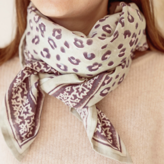 Découvrez nos foulards Bindi Atelier imprimés pour un style bohème-chic Carré coloré aux motifs léopard, imprimé à la main sur un tissu doux et léger. 