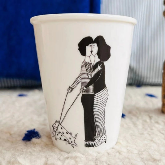 Mug en porcelaine avec des illustrations décalées mais tout en finesse. retrouvez ici une tasse représentant un doux baiser entre amoureux de chiens