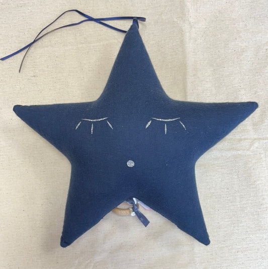 Mobile Musicale nomade en forme d'étoile confectionné en Gaze de coton bleu Marine et étoiles argent