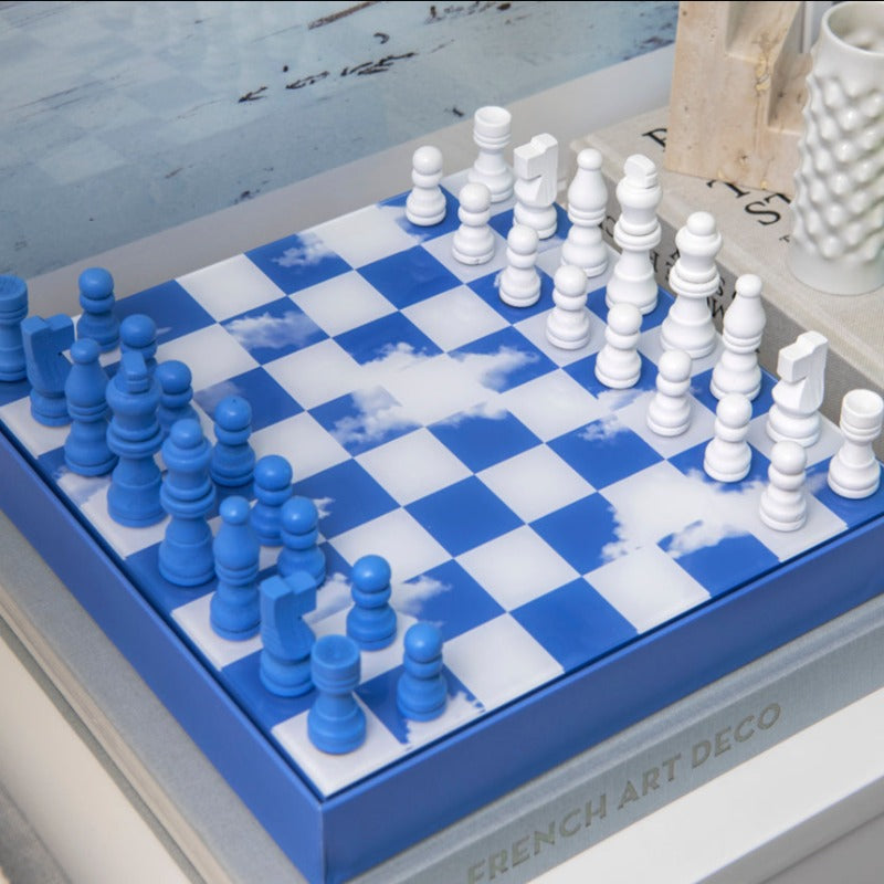 Visuel du plateau de jeu d'échecs avec les pièces en bois aux coloris bleu et blanc. 