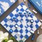 Jeu d'échecs PrintWorks en bois et en papier d'art. Un bel objet à laisser en décoration sur un table basse en attendant de démarrer une nouvelle partie. Plateau aux couleurs bleues et blanches délicatement parsemé de nuages.