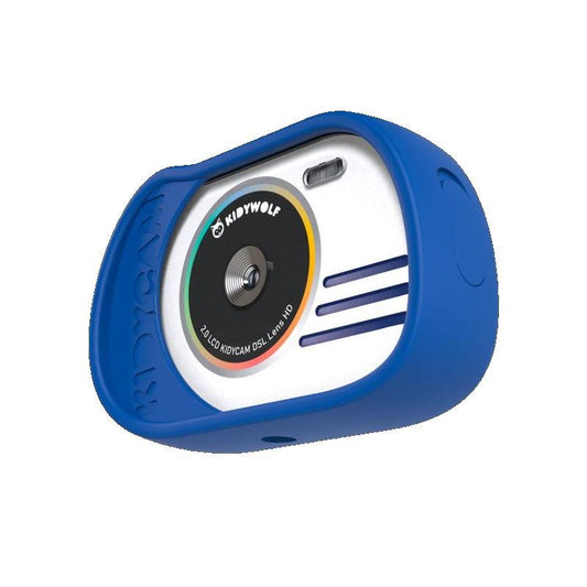 Découvrez l'appareil photo et caméra d'action Kidycam bleu de la marque Kidywolf. C'est le compagnon idéal des enfants de 3 à 12 ans !   Son design rend l’appareil unique et sa forme permet une prise en main facile et optimale. L’appareil photo accompagnera votre enfant dans toutes ses aventures quotidiennes afin de capturer ses instants favoris aux travers des modes photo ou vidéo.