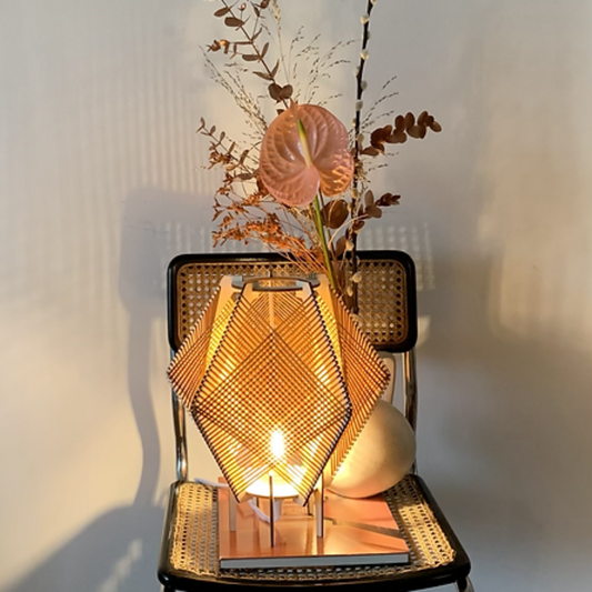Lampe tissée à poser de l'Atelier Mathilde Louise. Modèle Stockholm en bois teinté chêne clair et tissage corail.