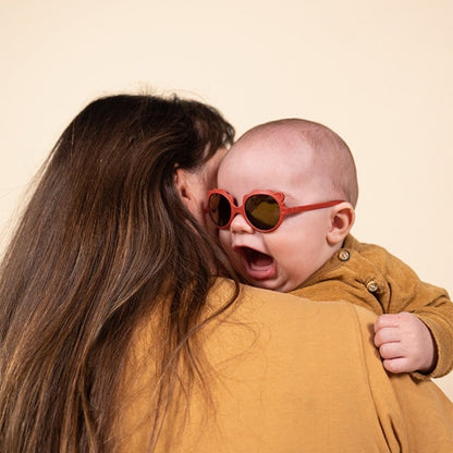 Lunettes solaires enfant de la marque Ki Et La, modèle lion coloris sienne. incassables, douce, légère, haute protection, made in France, eco friendly, the Must to have pour bébé