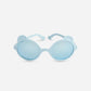 L'iconique paire de lunettes aux petites oreilles, fabriquée en France, en forme d'ourson.  Ergonomiques, très légères et douces. Aucune pression sur les tempes ou sur l’arête du nez ni d’écrasement des oreilles de bébé.  Déclinée en coloris mixtes et tendances : crème, rose pêche, bleu argenté, bleu ciel  Ourson Baby est disponible pour les bouts de chou dès 3 mois, avec des verres de catégorie 3 filtrant 100% des UV.