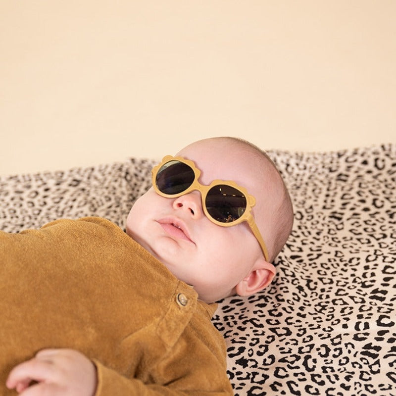 Lunettes solaires enfant de la marque Ki Et La, modèle lion coloris miel.incassables, douce, légère, haute protection, made in France, eco friendly, the Must to have pour bébé