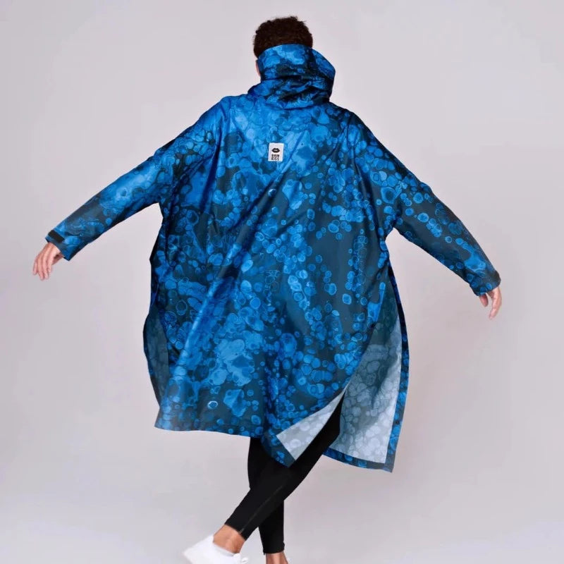 Ce poncho de pluie imperméable unisexe RAINKISS est la pièce automnale a avoir dans son dressing