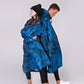 Ce poncho de pluie imperméable unisexe RAINKISS est la pièce automnale a avoir dans son dressing