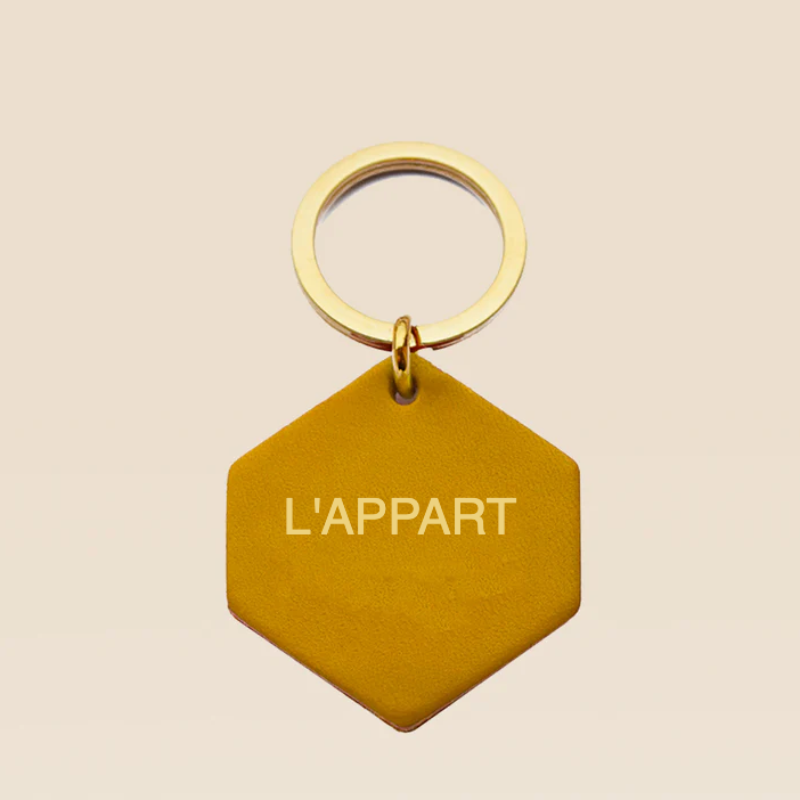 Porte clés en cuir jaune, message l'appart. Création française de la marque fauvette.