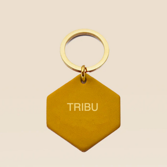 Un joli porte-clés à offrir en cuir coloris jaune. Message Tribu <3. Création française.