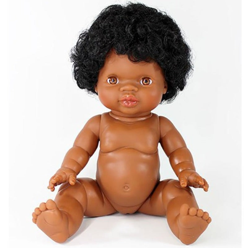 poupée paola reina distribuée par Minikane. Poupée avec cheveux de type africain aux yeux marrons et aux cheveux bouclés noirs.