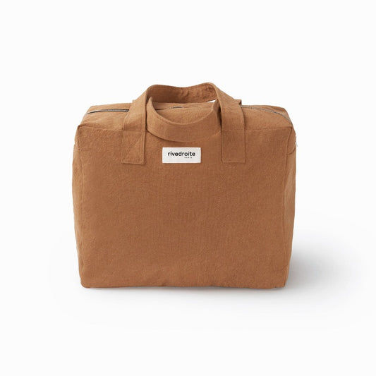 On craque pour ce joli sac en coton recyclé qu'on emmène partout : au bureau, en week-end, au sport et même à la maternité, de la marque française très engagée Rive Droite.
