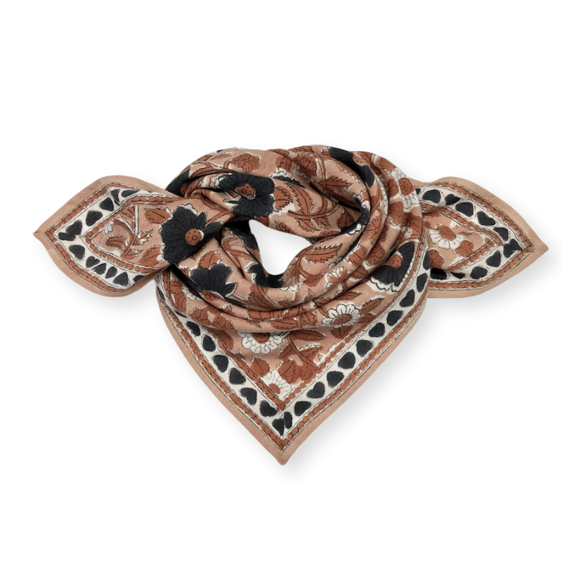 Notre petit Foulard Manika couleurs praline est idéale à porter noué autour du coup, du poignet, dans les cheveux ou pimper son sac à main
