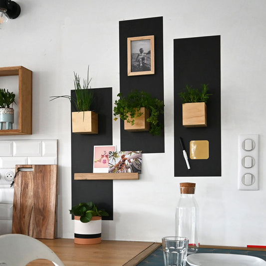 Le tableau magnétique triptyque est l'accessoire déco incontournable pour vos magnets photos ! Son format est idéal pour composer un joli pêle-mêle sur les murs. Décoratif et multifonctions, ce support mural magnétique, composé de trois rectangles de 20x60 cm chacun, est également adapté pour recueillir les petits mots doux ou les cartes postales venues du bout du monde !
