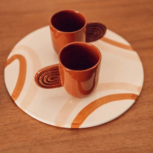 La tasse Ambre c'est notre atout mignonnerie. Elle est désormais la marque de fabrique d'Oustao. On la voulait à la fois pratique et originale, avec sa anse en forme de vague, pour que votre pause café vous fasse rêver et voyager.